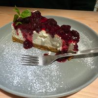 Berry cheesecake at Kind Kitchen in Porto