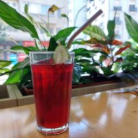 Chá hibiscos at Kind Kitchen in Porto