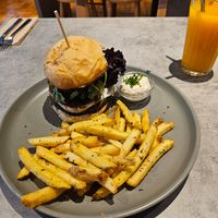 Great burger, but the burger itself could have been better (bean & shrooms) at Kind Kitchen in Porto