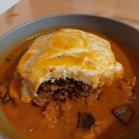 Pain, seitan, saucisse, fromage, sauce tomate, frites at Kind Kitchen in Porto