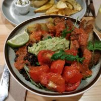 Bowl de feijão con tiras de seitán at Kind Kitchen in Porto