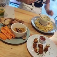 Starters: nuggets, hummus and guacamole at Kind Kitchen in Porto