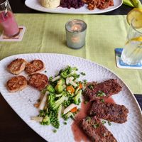 Veganer Linsenbraten mit Serviettenknödeln und Gemüse. at MaKrönchen in Siegen