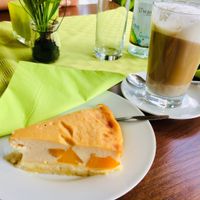 Veganer Käsekuchen mit Mandarinen, dazu ein Latte Macchiato mit Mandeldrink und Wasser aus der Region!👍 at MaKrönchen in Siegen