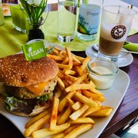 Veganer Burger mit Zwiebel-Chutney (süß), dazu Pommes mit veg. Mayo und Avocado-Dip! Latte Macchiato mit Mandeldrink und Wasser aus der Region! at MaKrönchen in Siegen