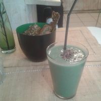 Banana and spirulina smoothie at Pousse-Pousse in Paris