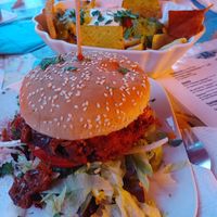 Veganer Bruger mit Poutine Fries at Cafe Nord in Essen