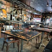 Wer drinnen in der Kneipe essen mag bei Heavy Metal Musik at Cafe Nord in Essen