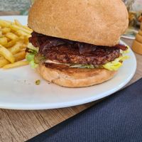 Veganer Burger mit Pommes at Sitte in Darmstadt