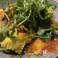 Vegane Ravioli Rucola, gefüllt mit Gemüsefüllung in Tomatensauce und Basilikumpesto 😍  at Sitte in Darmstadt