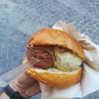 Vegan Brioche Con Gelato al Cioccolato e Pistacchio at Gelateria Galliera 49 in Bologna