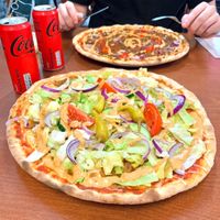 Kebabpizza (vegan) & Mexicana (vegan)  at Tony's Pizzeria in Trollhattan