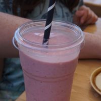 Milkshake banane fraise sirop d'agave at Bali Bowls in Lege-cap-ferret