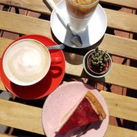 Veganer Käsekuchen & Cappuccino at OFOF Cafebar in Offenbach