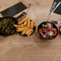 Bijgerechten bij het hoofdgerecht at Griekse Taverna Doris in Groningen