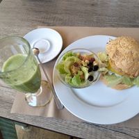 Muy rico todo, un poco caro. Todo fueron como 20-21€ y tienen mucha variedad de batidos y opción vegana tenían bocadillos, la hamburguesa y paella de verduras at Suc de Lluna BioCafe in Valencia