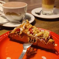 Rawvegan Banana-Peanut-Date Cake, Hot Chocolate and Latte Macchiato with oatmilk. at Künstlercafé in Husum