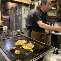 Chef cooking okinomiyaki at Okonomiyaki Chitose in Osaka