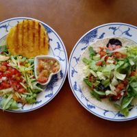 Vegan taco and an area with salad & guacamole at Salpicon in Vienna