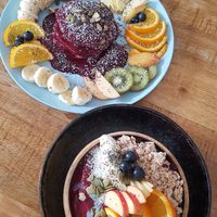Oat pancakes with red fruit sauce and smoothiebowl minty berry at Mahalo in Groningen