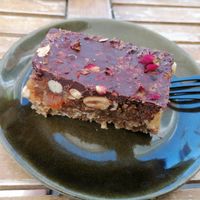 Snickers bar, raw-style with nuts and dates at Mahalo in Groningen