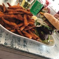 Veganer Burger mit Süßkartoffelpommes at TreibHolz in Utersum Auf Foehr