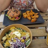 Jackfruit Burger and Buddha Bowl at VegaSpix in La Ciotat