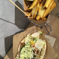 kebab AKROPOLIS + fries at Mooi in Brno