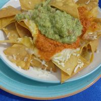 Nachos con queso vegan, guacamole y salsa picante at Duke's in Miliano