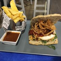 Hamburguesa de calabacín con queso (opción vegetariana, aunque adaptable con queso vegano) at Duke's in Miliano