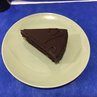 Tarta sacher vegana at Duke's in Miliano