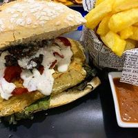 Hamburguesa de alubia blanca, berenjena y alga wakame at Duke's in Miliano