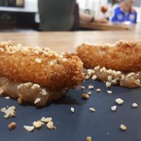 Croquetas gorgonzola, cebolla caramelizada y almendra crujiente at Duke's in Miliano