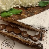 Mío hojas con crema y dulce de leche de coco  at Vaniglia in Rosario