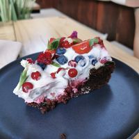 Gâteau chocolat et fruits rouges at AmaZone Cafe in Moliets