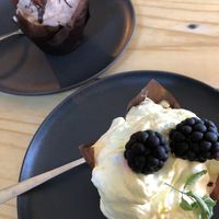 Hazelnut and supposedly “blueberry” (it was lemon) cupcakes 🌱  at AmaZone Cafe in Moliets
