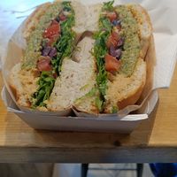 Bagel naturale, burger spinaci e avena, rucola, dadolata di pomodori e olive, crema di ceci #Veganuary at Bagel Road in Verona