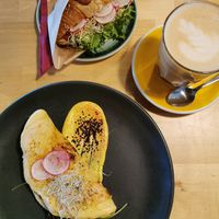 breakfast (smoked sausage crossaint, nomlette, cafe latte) at Rohe in Tallinn