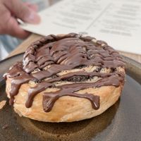 rol de canela con chocolate   at Rohe in Tallinn