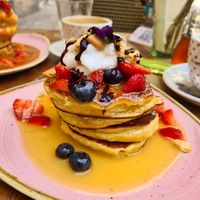 Lemon blueberry pancakes at Cremat 11 in Barcelona
