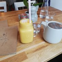 Smoothie 'Tropical' und Tee at Little Dancer in Linz