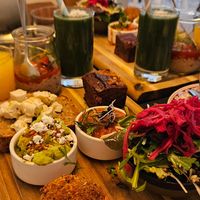 Breakfast Tasting Board (Brownie, Krautsalat, Brot mit veganem Feta,Baked Beans, Dukkah Ei, Guacamole, Saft, Smoothie und Chia Pudding) at Little Dancer in Linz