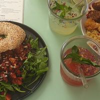 Veganer Bagel und Bowl at LUUC Café in Saarbrucken