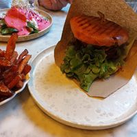 Susi: veganer Falafel Burger mit getrockneten Tomaten at LUUC Café in Saarbrucken