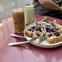Iced Cappuccino und iced Matcha mit Waffeln „Ilse"  at LUUC Café in Saarbrucken