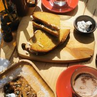 Carrot cake, chocolate caliente, mocachino y sandwich la fungi at Good Nick in Vina Del Mar