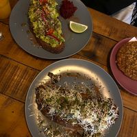 Opciones de Brunch. Smashed avo y Oh Champi. Maravillosa combinación de sabores y bastante generosa la cantidad de ingredientes. Pan fresco y tostado en su punto, crocante.   at Good Nick in Vina Del Mar