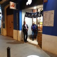 Exterior with hungry customers at Damura in Valencia