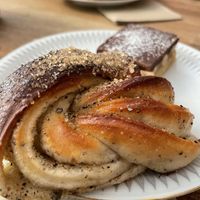 Kardemummabulle & snickerskaka  at Flax in Malmo