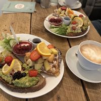Avocadostulle und Waffel  at Salon Wechsel Dich in Hamburg